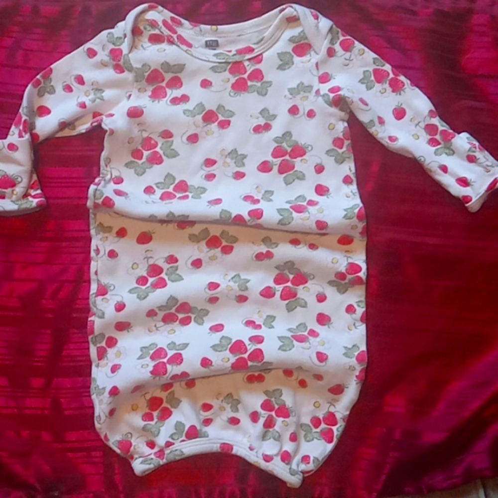 Newborn 0-6M Sleep/Day Strawberry Gown